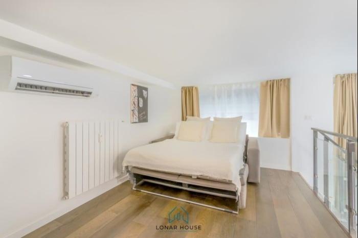 Center Jacuzzi Deluxe Loft Apartment *